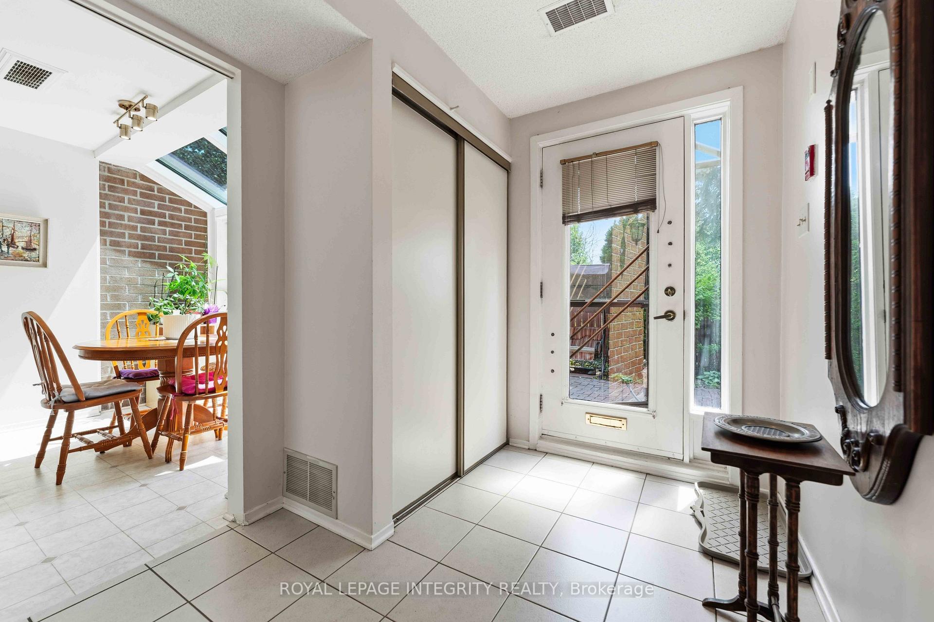 Photo 4 of Unit 27, 100 Hillside Drive, Ottawa, Viscount Alexander Park — HOMEH