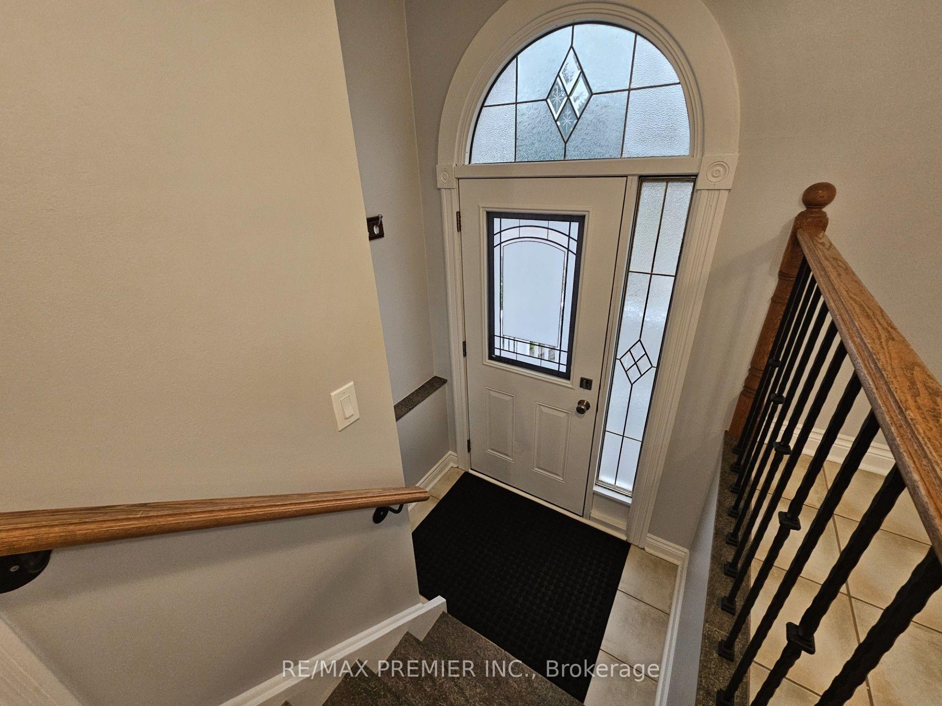Photo 2 of Unit Main Floor, 99 Albany Drive, Vaughan, West Woodbridge — HOMEH