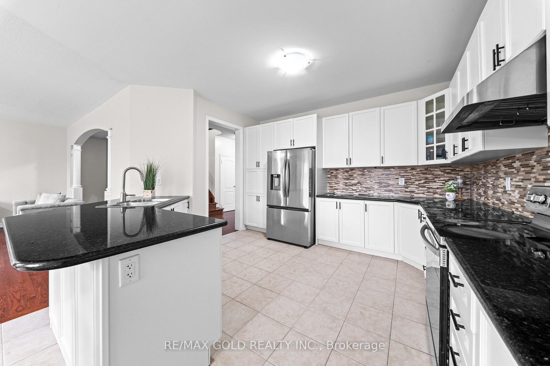 Photo 8 of 43 Midsummer Drive, Brampton, Bram East — HOMEH