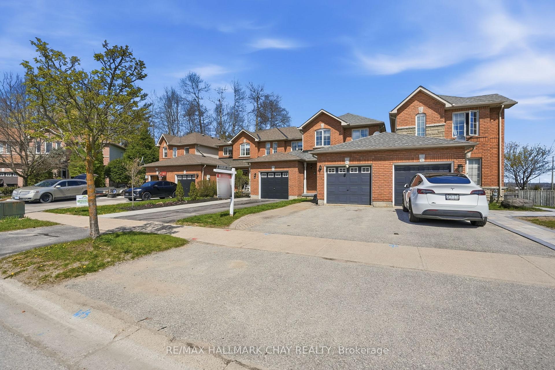 Photo 2 of 4 Hawthorne Crescent, Barrie, Ardagh — HOMEH