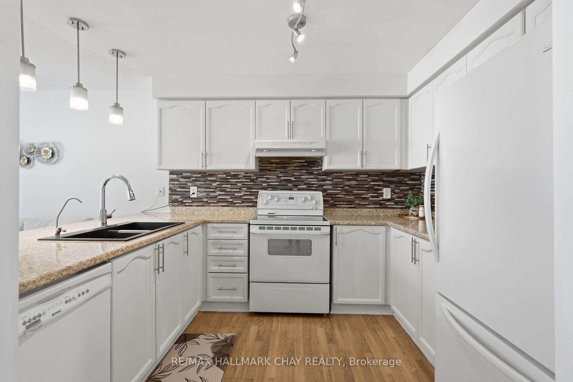 Photo 5 of 4 Hawthorne Crescent, Barrie, Ardagh — HOMEH