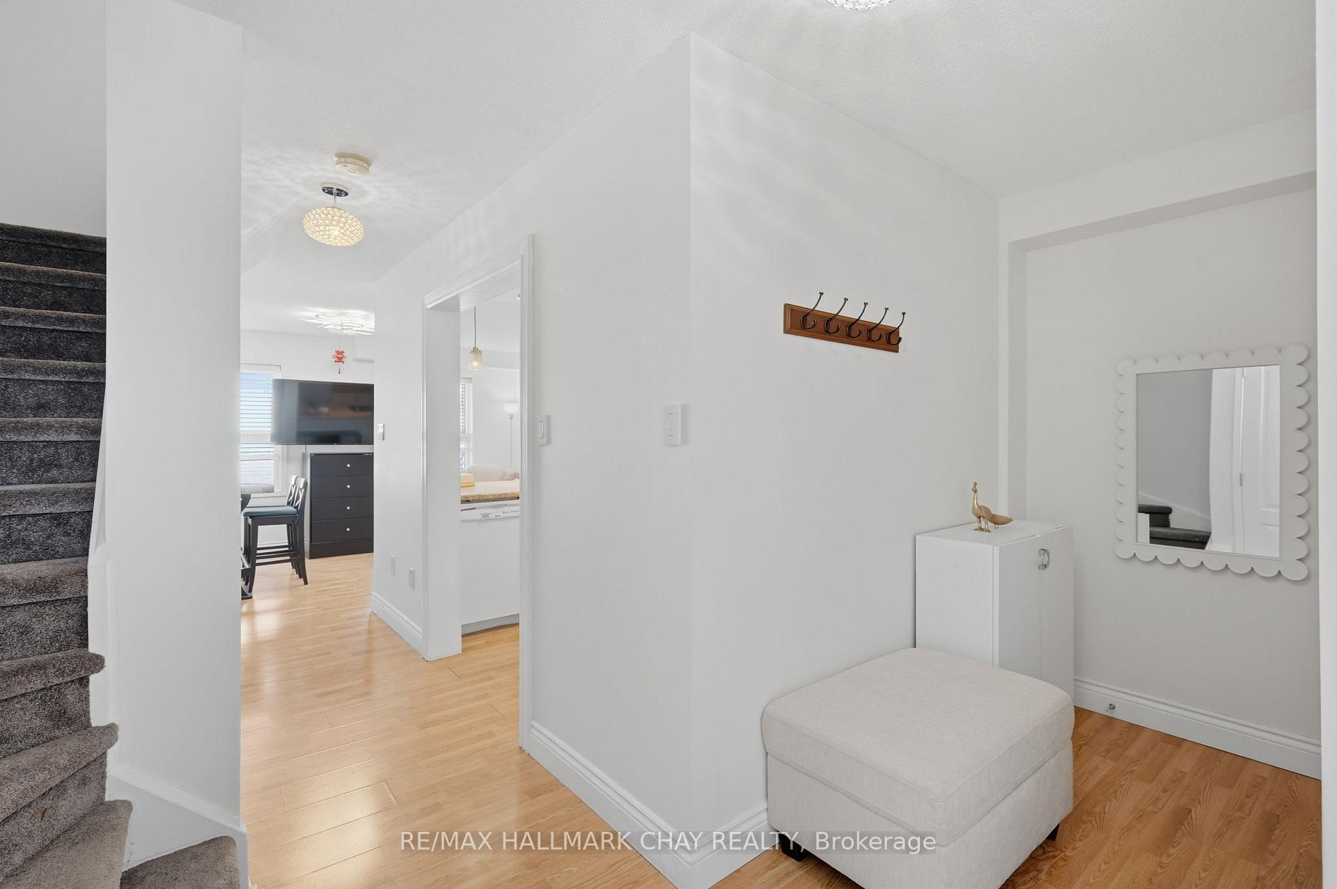 Photo 3 of 4 Hawthorne Crescent, Barrie, Ardagh — HOMEH