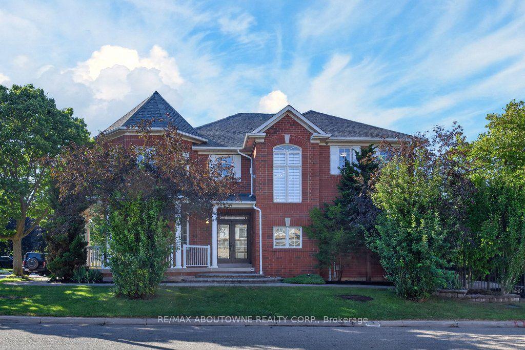 Photo 3 of 2201 Lapsley Crescent, Oakville, Westmount — HOMEH