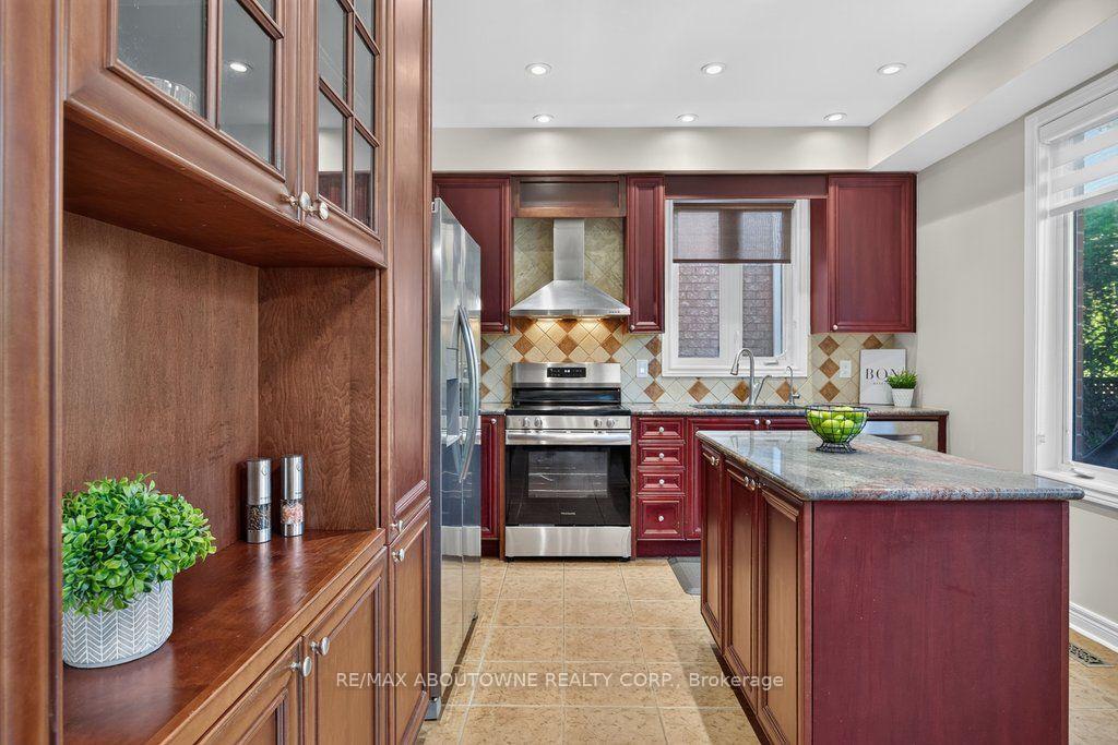 Photo 16 of 2201 Lapsley Crescent, Oakville, Westmount — HOMEH