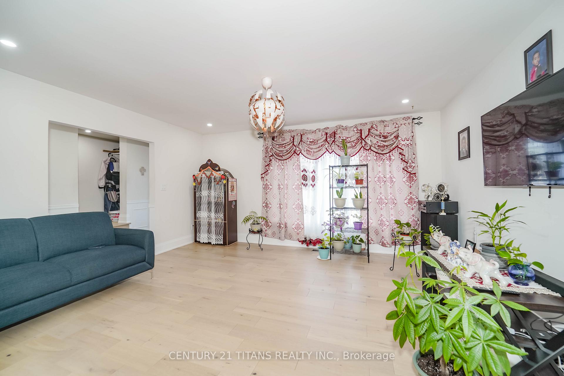 Photo 2 of 42 Pixley Crescent, Scarborough, West Hill — HOMEH