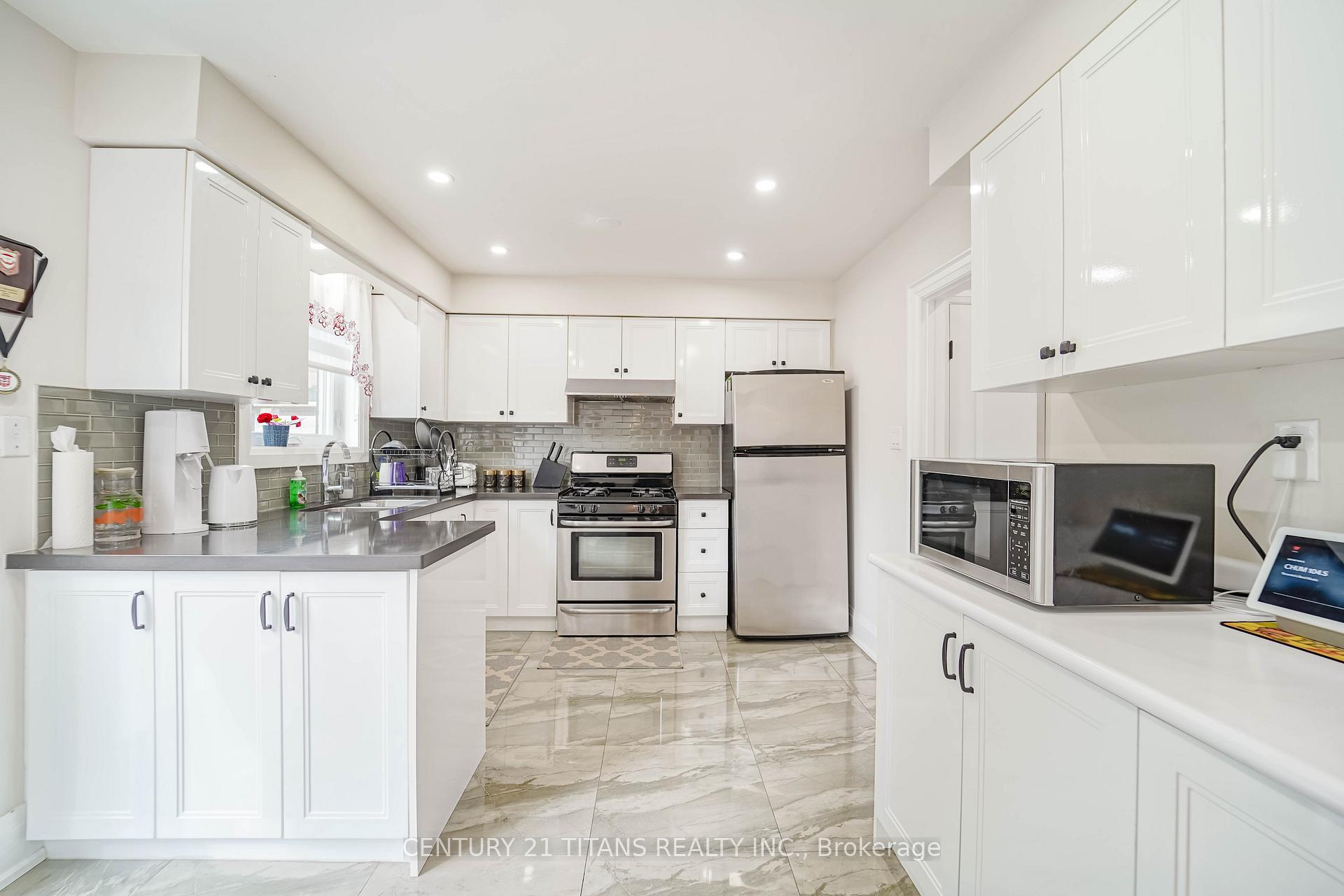 Photo 3 of 42 Pixley Crescent, Scarborough, West Hill — HOMEH
