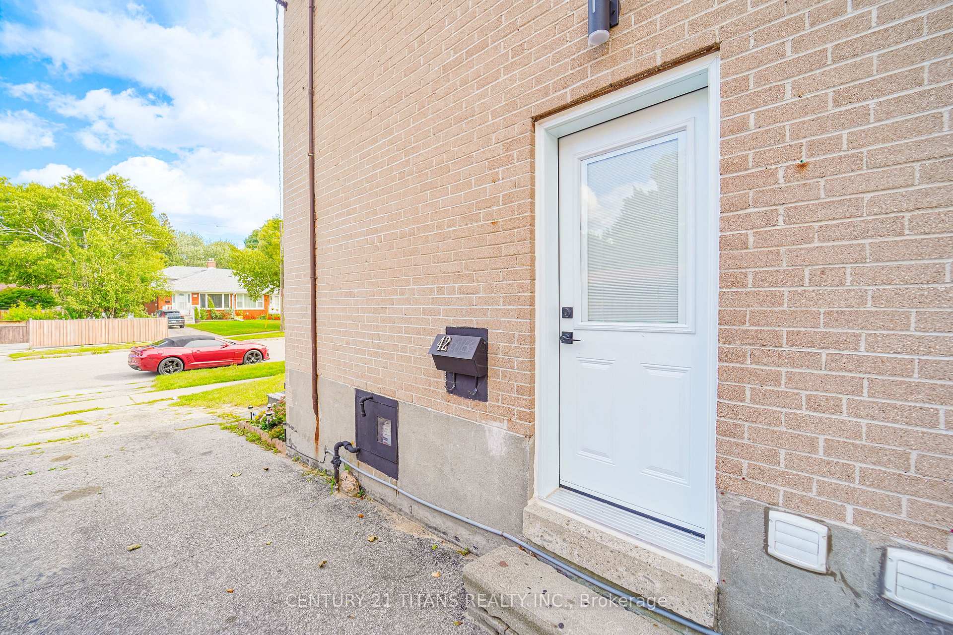 Photo 8 of 42 Pixley Crescent, Scarborough, West Hill — HOMEH