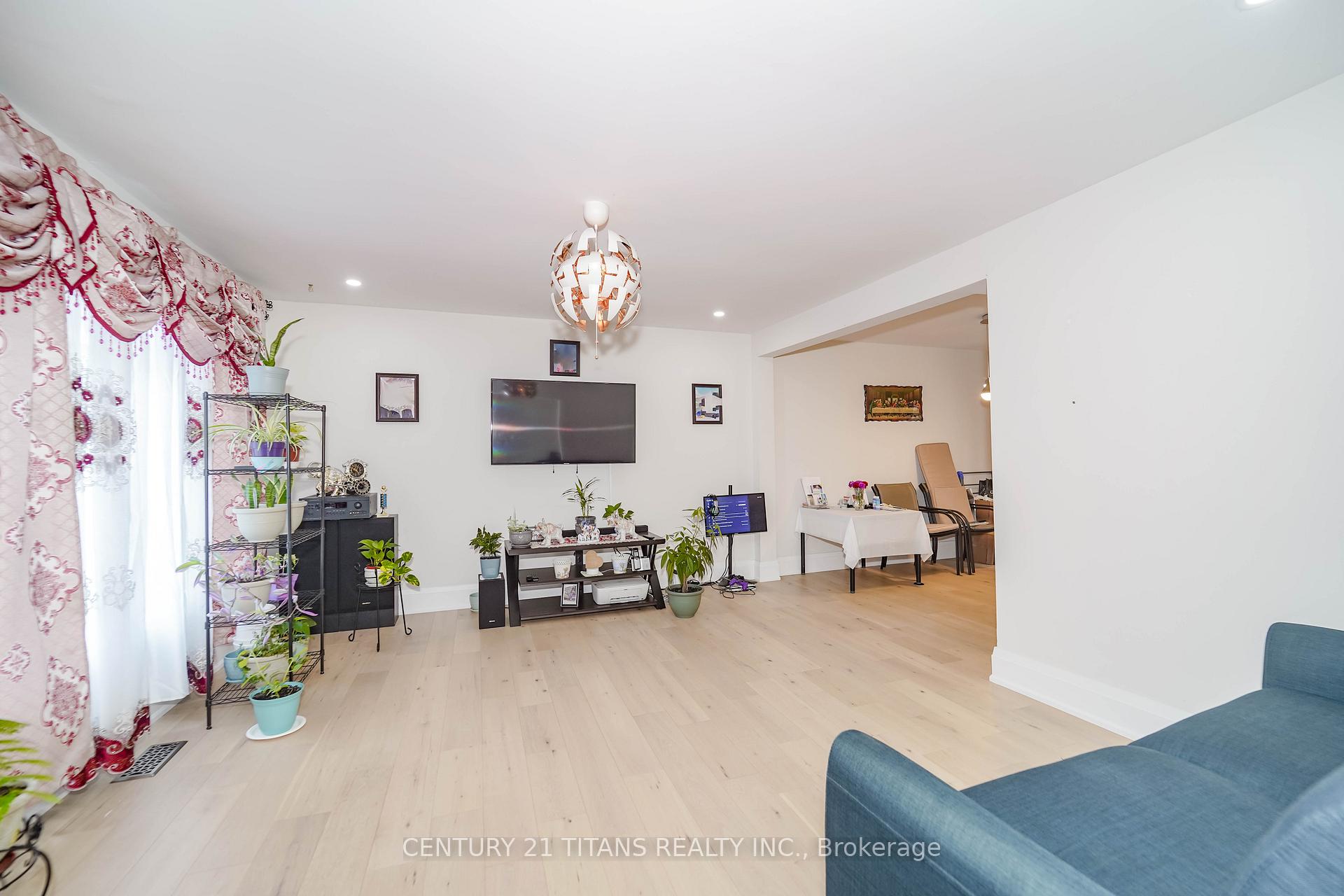 Photo 14 of 42 Pixley Crescent, Scarborough, West Hill — HOMEH