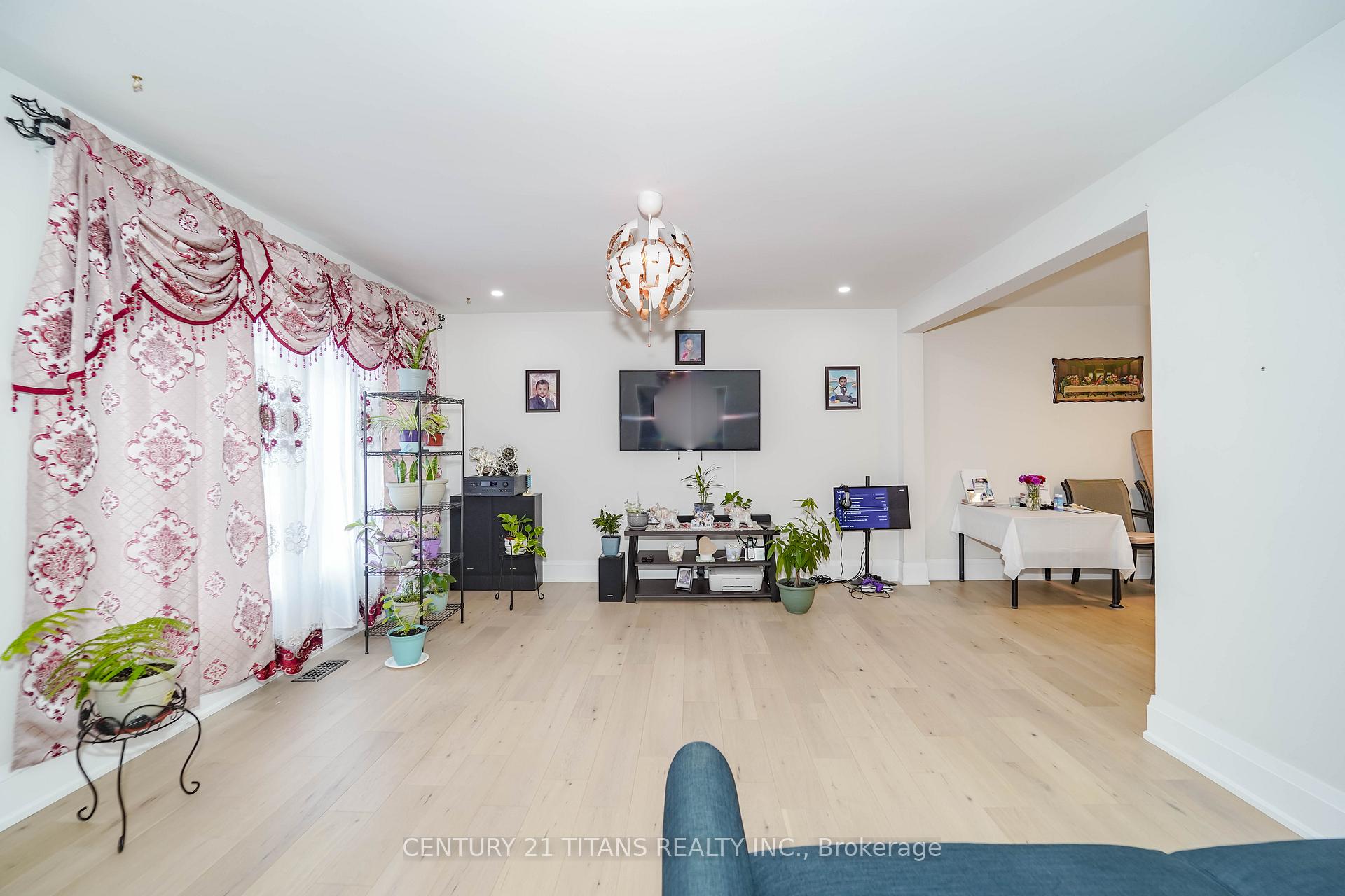 Photo 15 of 42 Pixley Crescent, Scarborough, West Hill — HOMEH