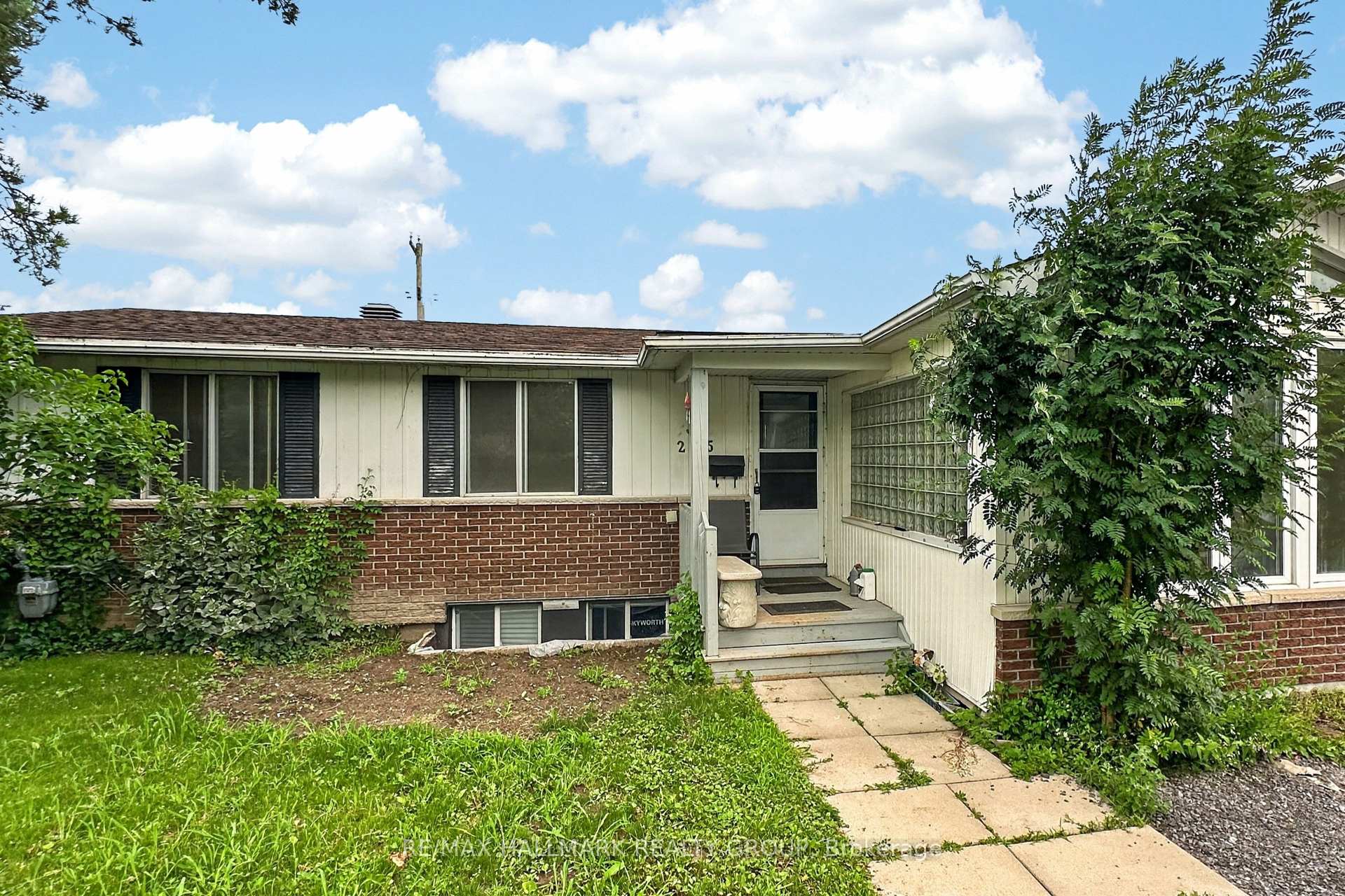 Photo 2 of 295 Amiens Street, Ottawa, Bilberry Creek/Queenswood Heights — HOMEH