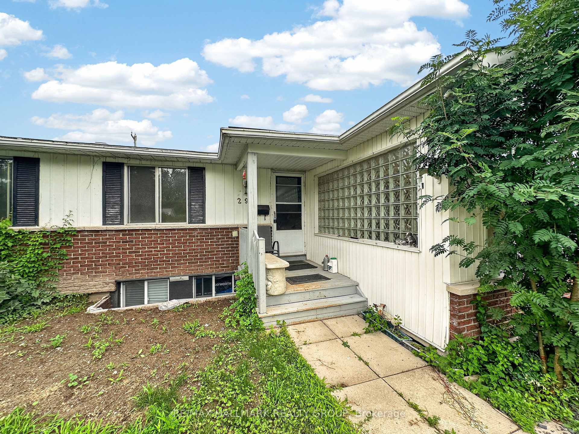 Photo 3 of 295 Amiens Street, Ottawa, Bilberry Creek/Queenswood Heights — HOMEH