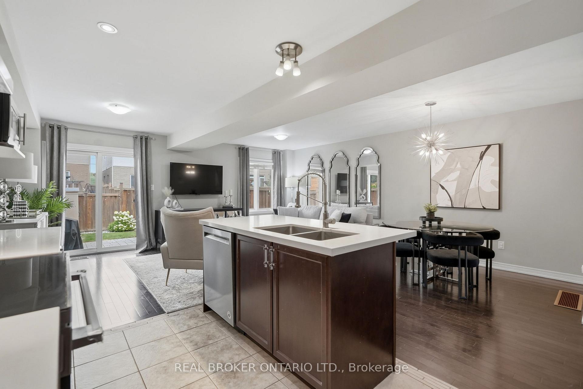 Photo 19 of 29 Waterbridge Street, Hamilton, Stoney Creek Mountain — HOMEH