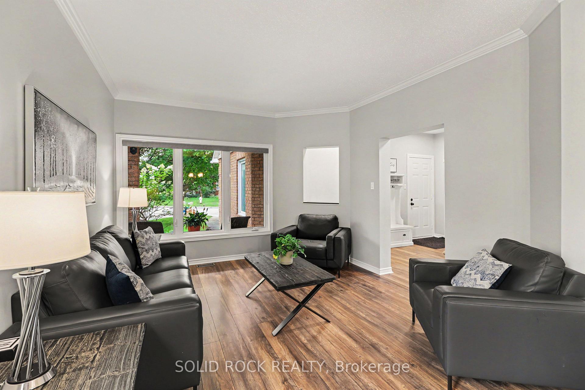 Photo 18 of 939 Como Crescent, Ottawa, Fallingbrook/Pineridge — HOMEH