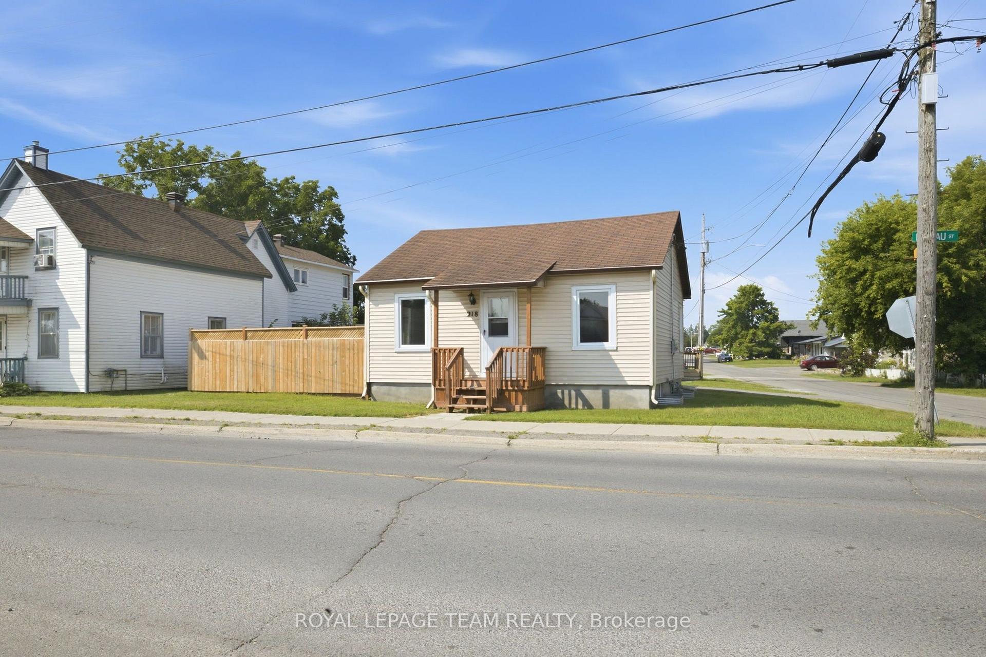 Front of 218 Rideau Street