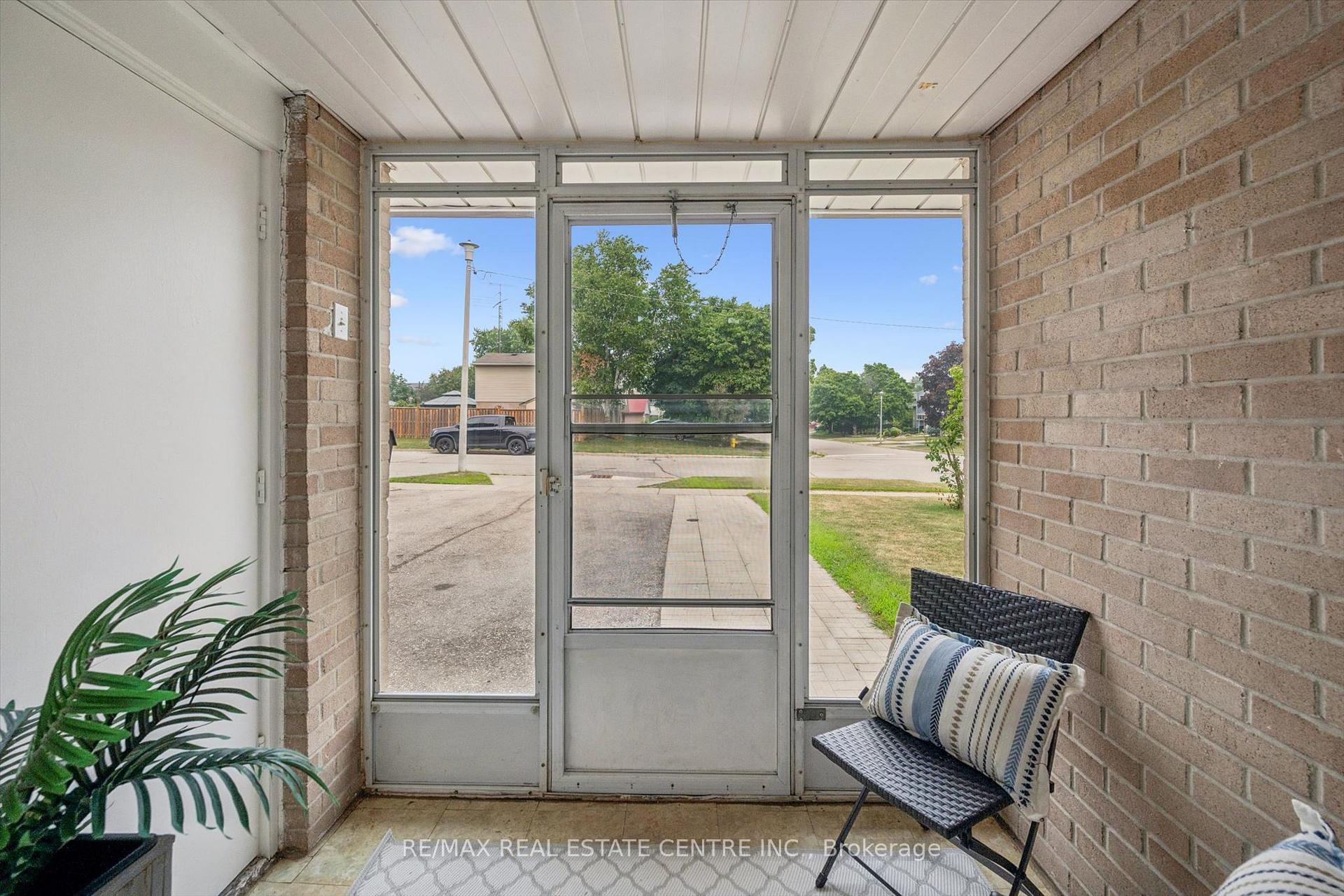 Photo 6 of 1824 Earlwood Drive, Cambridge, Galt City Centre — HOMEH