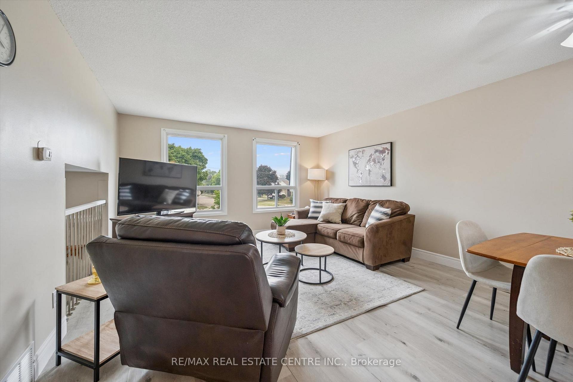 Photo 10 of 1824 Earlwood Drive, Cambridge, Galt City Centre — HOMEH
