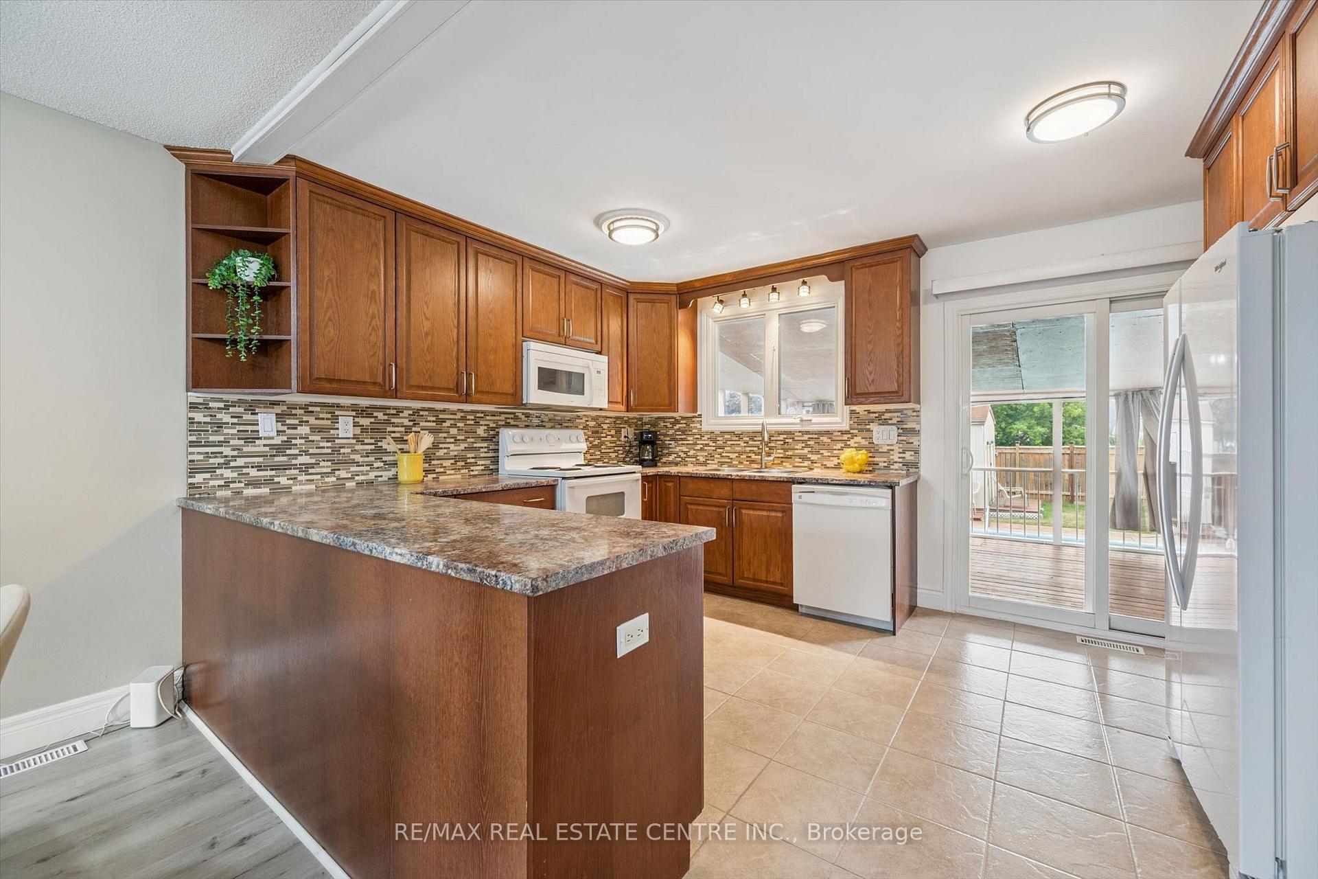 Photo 14 of 1824 Earlwood Drive, Cambridge, Galt City Centre — HOMEH
