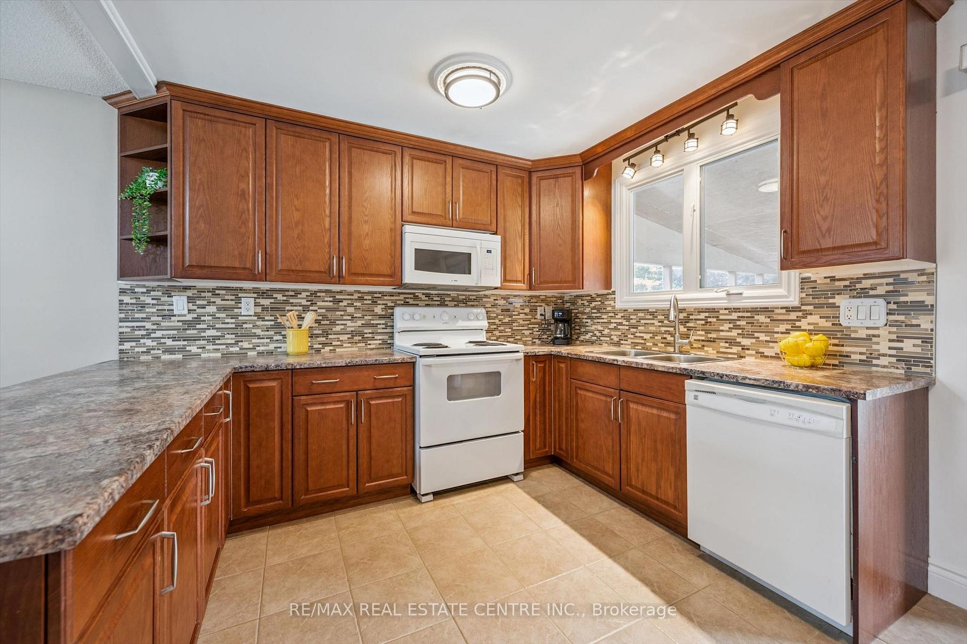 Photo 16 of 1824 Earlwood Drive, Cambridge, Galt City Centre — HOMEH