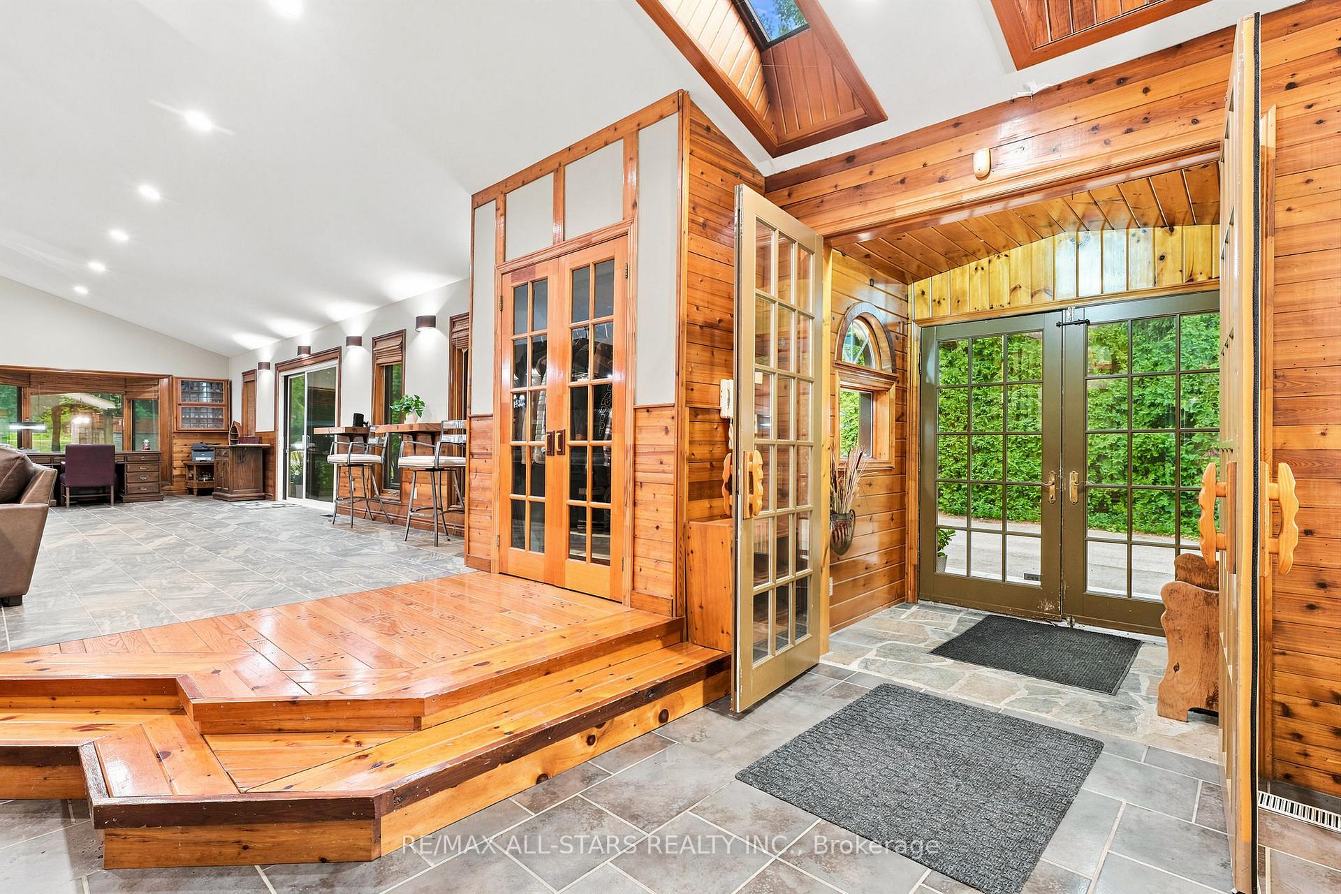 Photo 13 of 664 Lake Drive N, Georgina, Historic Lakeshore Communities — HOMEH