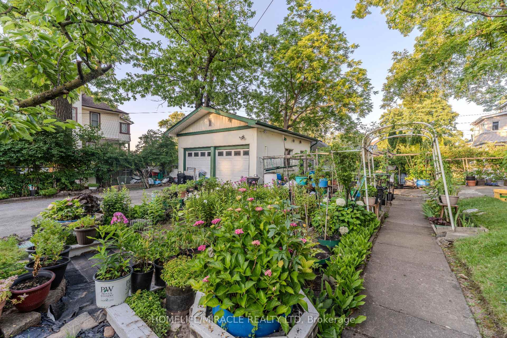 Photo 4 of 5214 Third Avenue, Niagara Falls, Cherrywood — HOMEH