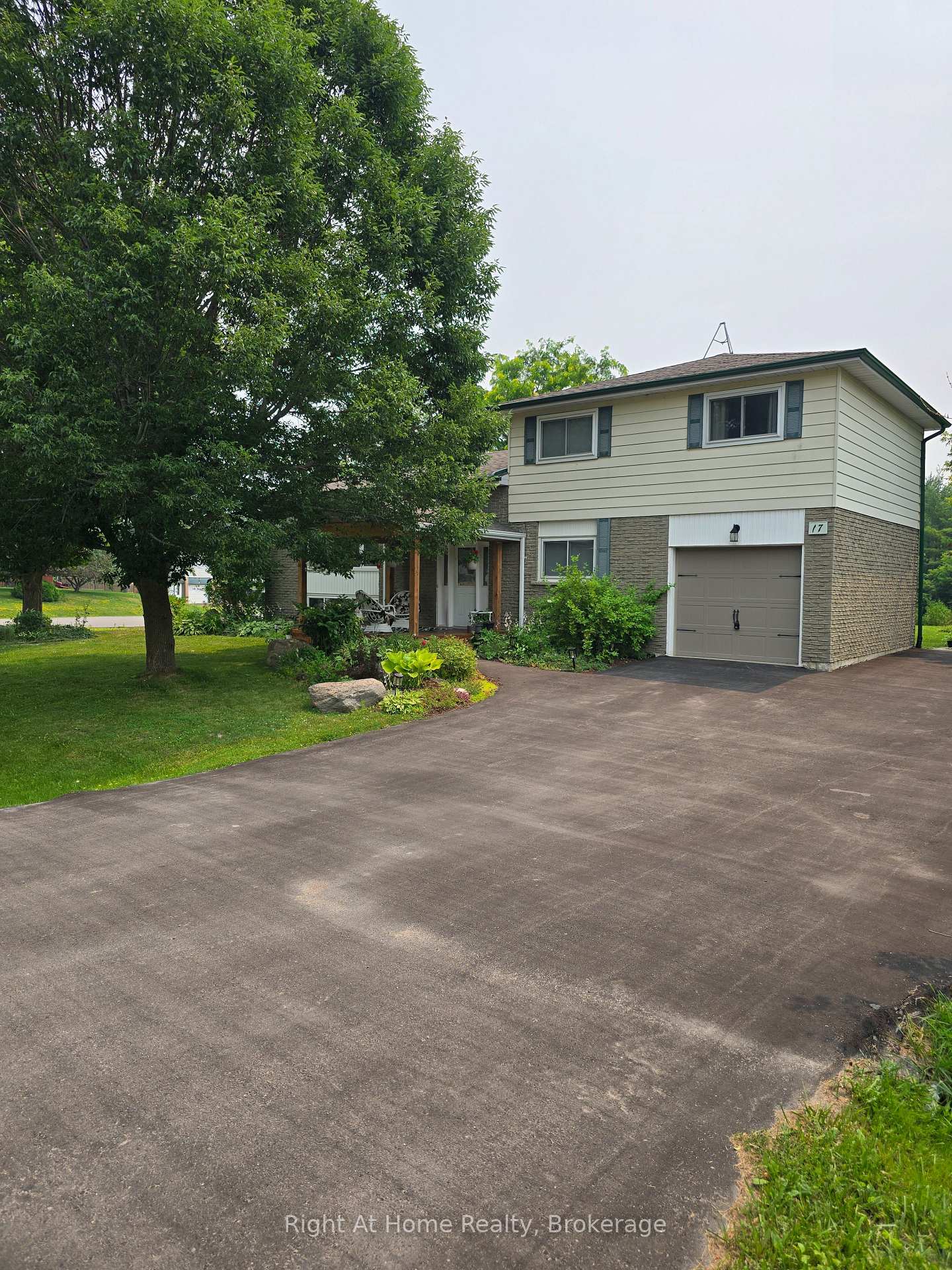 Photo 3 of 17 Crestview Avenue, Scugog, Blackstock — HOMEH