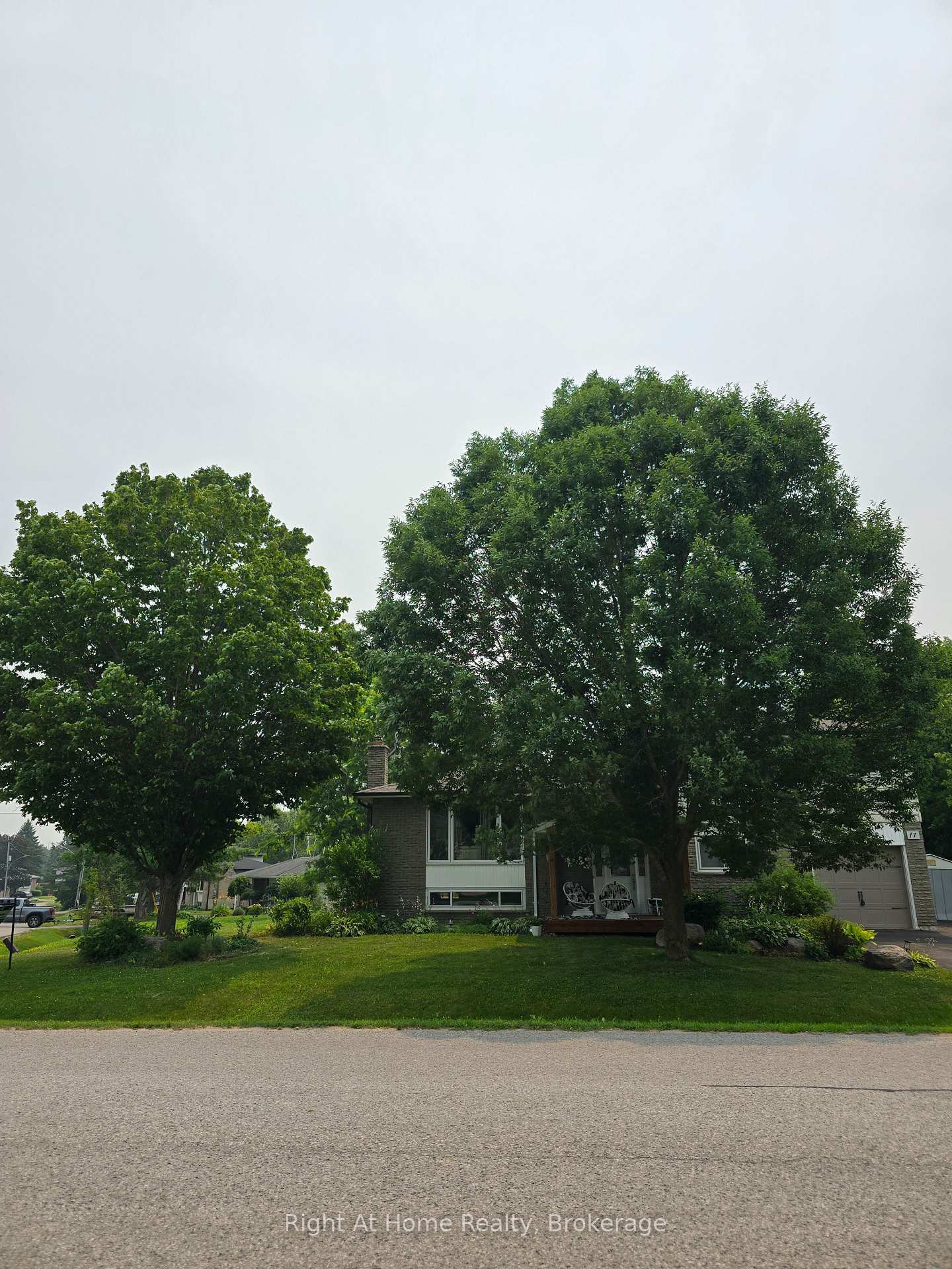 Photo 4 of 17 Crestview Avenue, Scugog, Blackstock — HOMEH