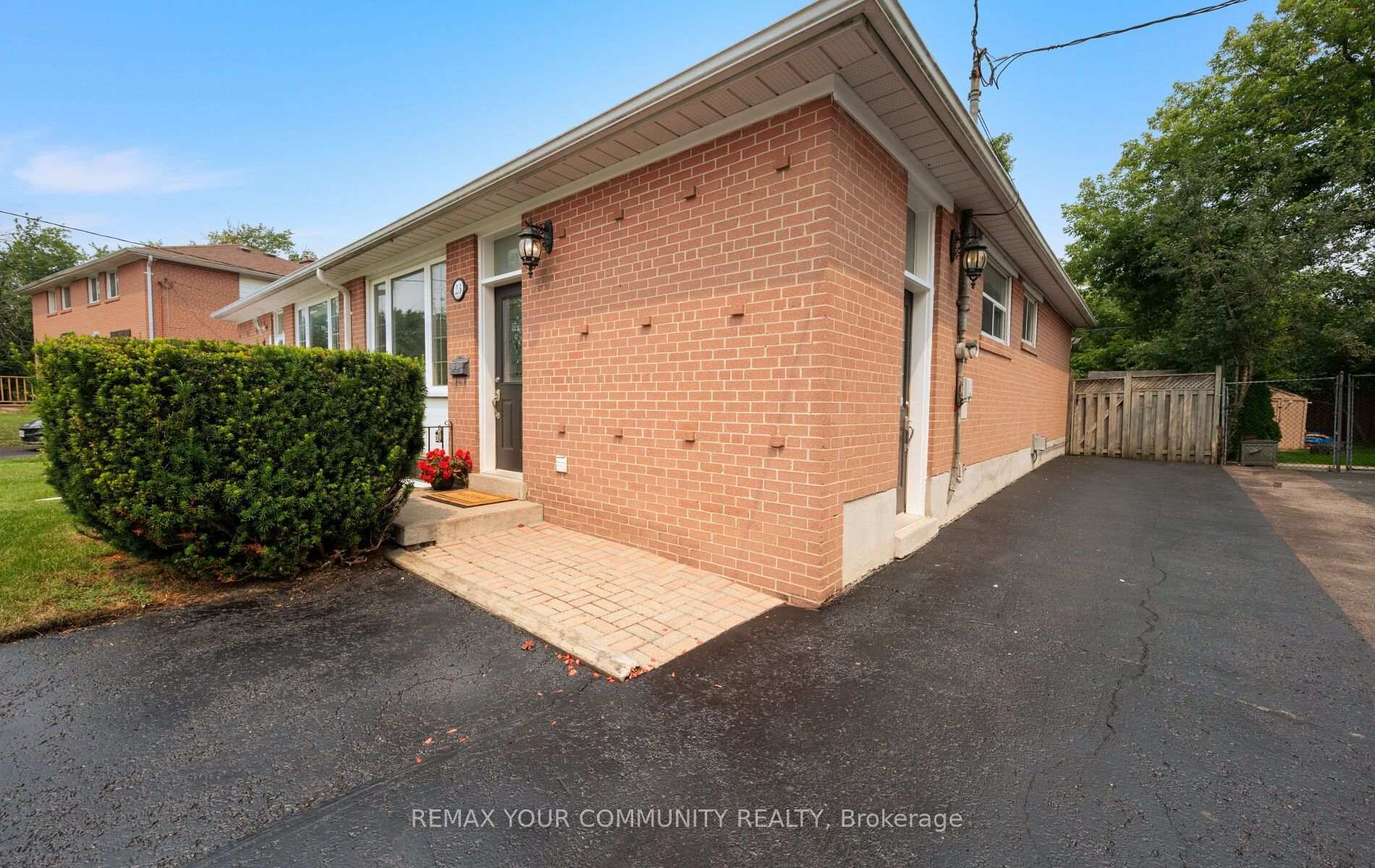 Photo 3 of 23 Richardson Drive, Aurora, Aurora Highlands — HOMEH