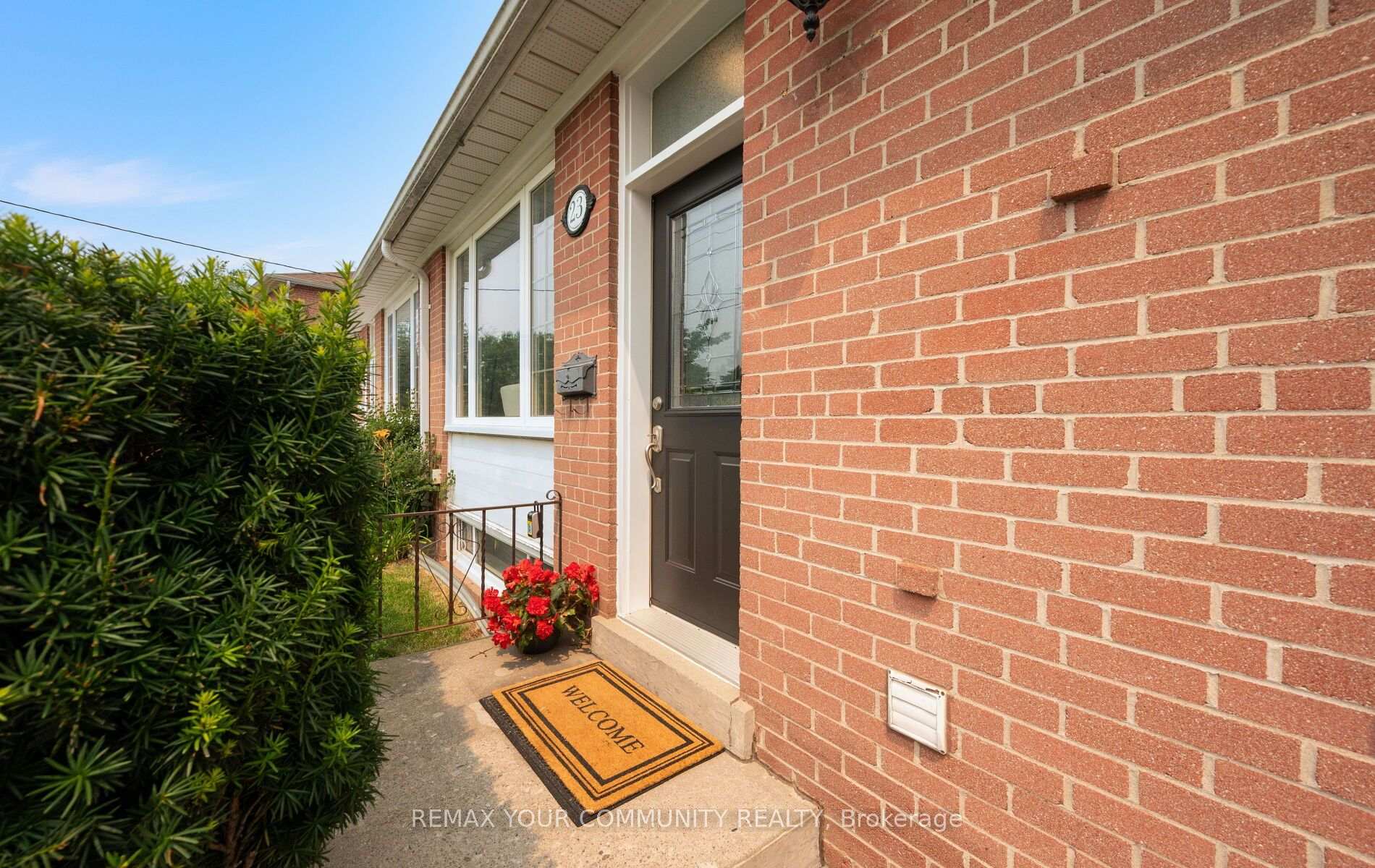 Photo 4 of 23 Richardson Drive, Aurora, Aurora Highlands — HOMEH