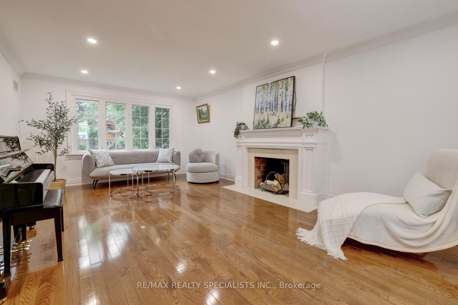 Photo 10 of 406 Christina Drive, Oakville, Southwest — HOMEH