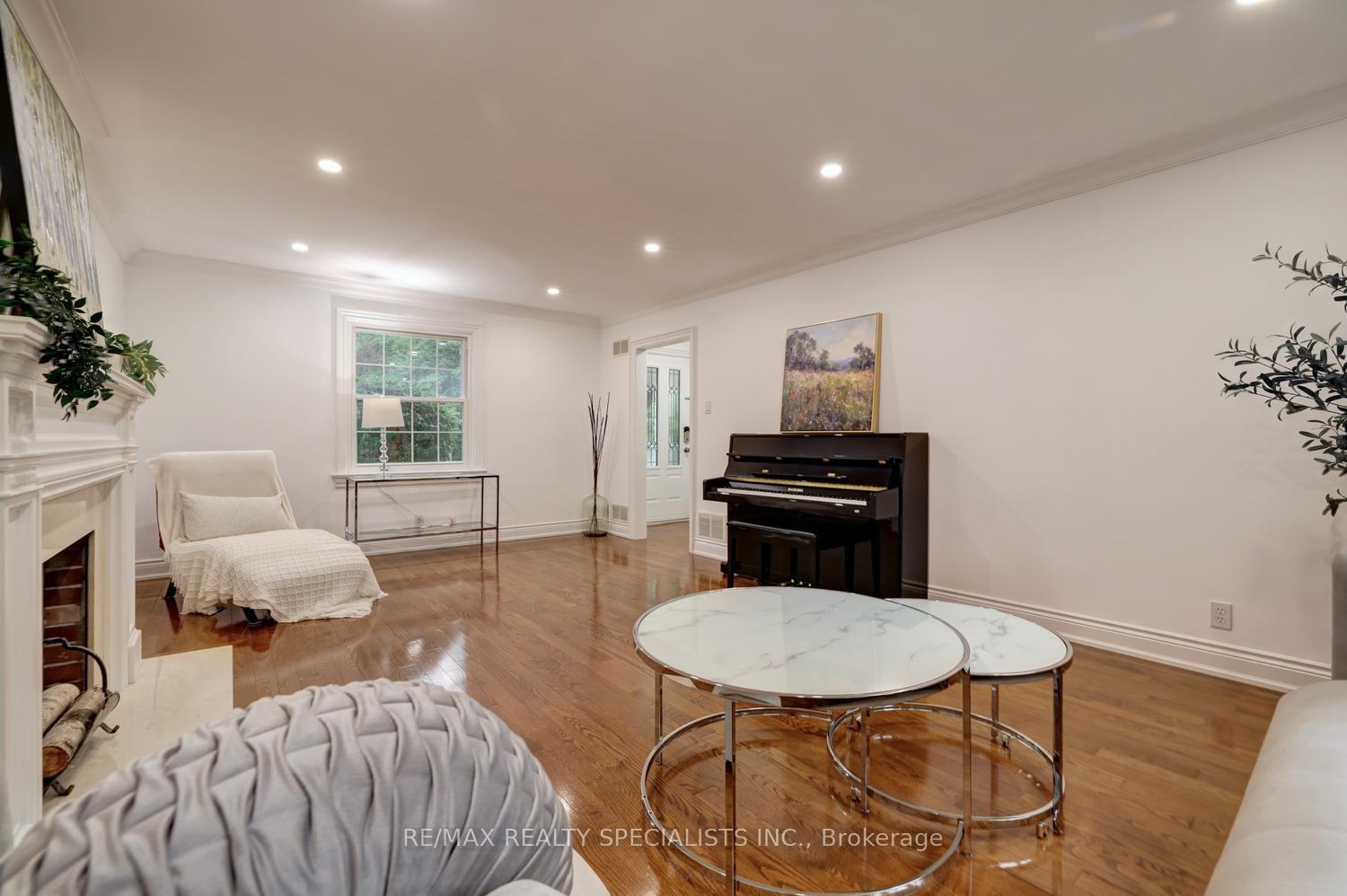 Photo 11 of 406 Christina Drive, Oakville, Southwest — HOMEH