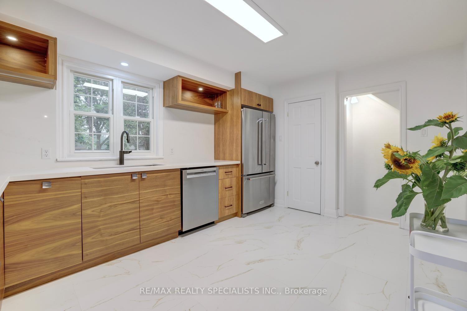 Photo 15 of 406 Christina Drive, Oakville, Southwest — HOMEH