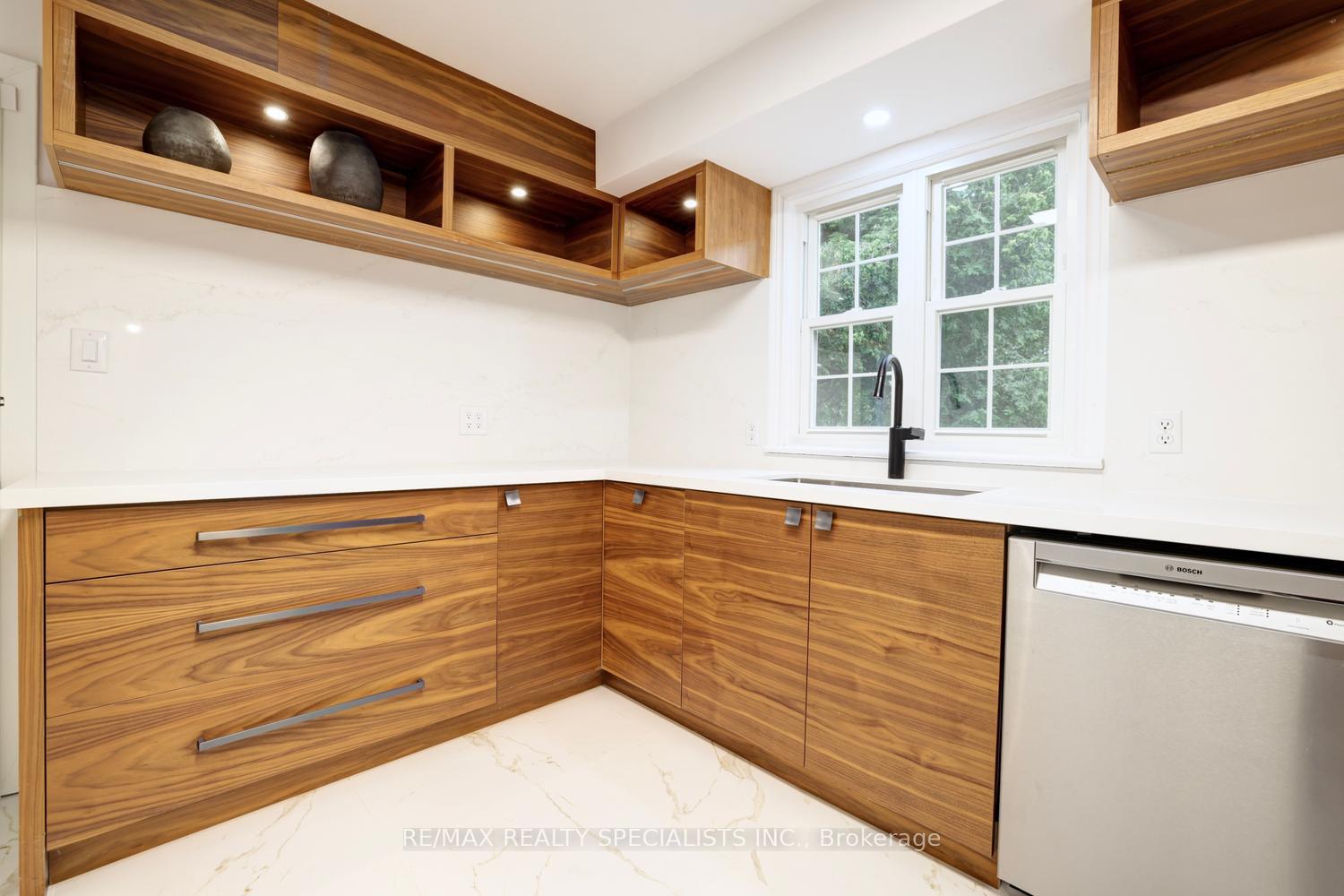 Photo 18 of 406 Christina Drive, Oakville, Southwest — HOMEH