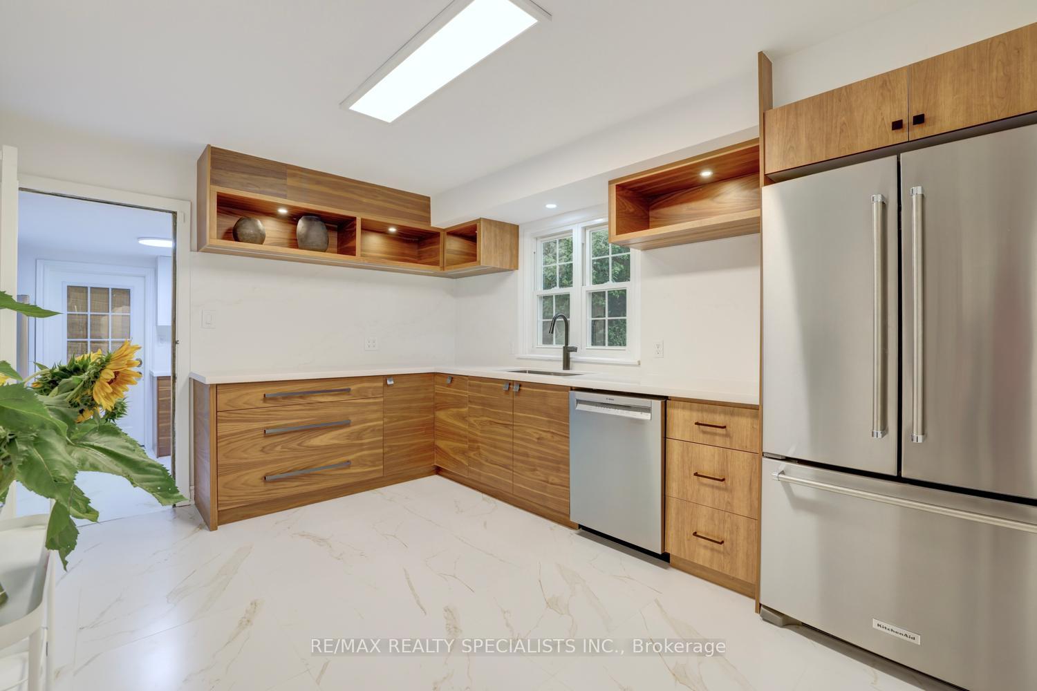 Photo 17 of 406 Christina Drive, Oakville, Southwest — HOMEH