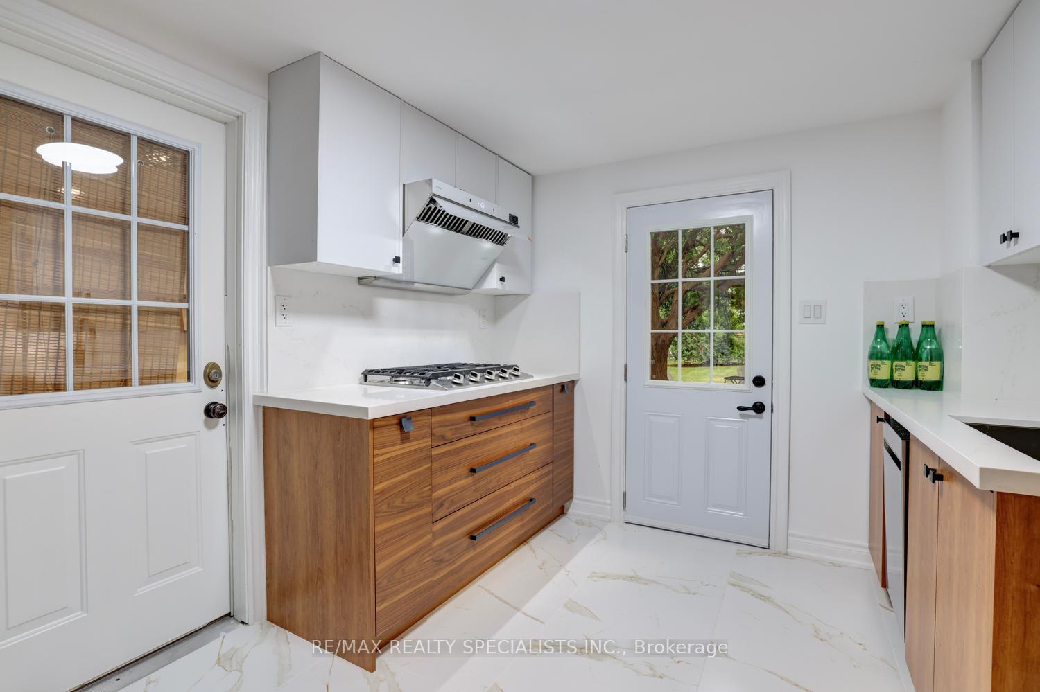 Photo 20 of 406 Christina Drive, Oakville, Southwest — HOMEH