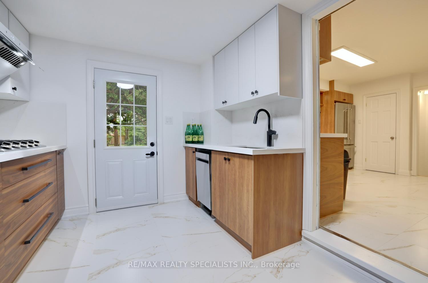 Photo 21 of 406 Christina Drive, Oakville, Southwest — HOMEH