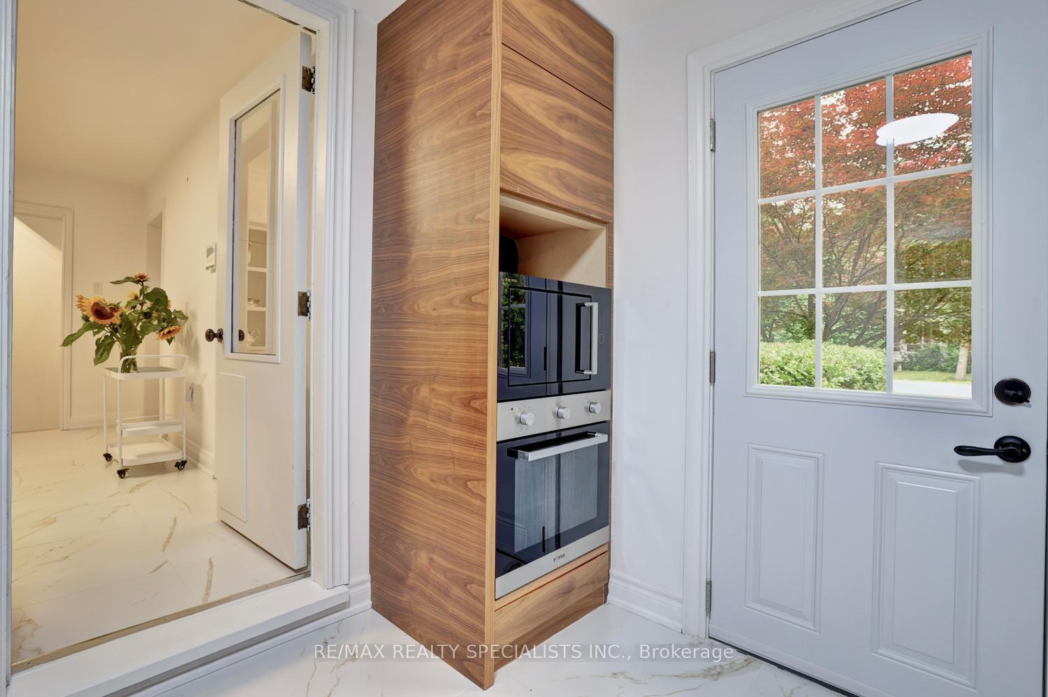 Photo 23 of 406 Christina Drive, Oakville, Southwest — HOMEH