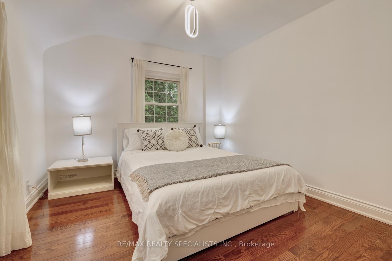 Photo 32 of 406 Christina Drive, Oakville, Southwest — HOMEH