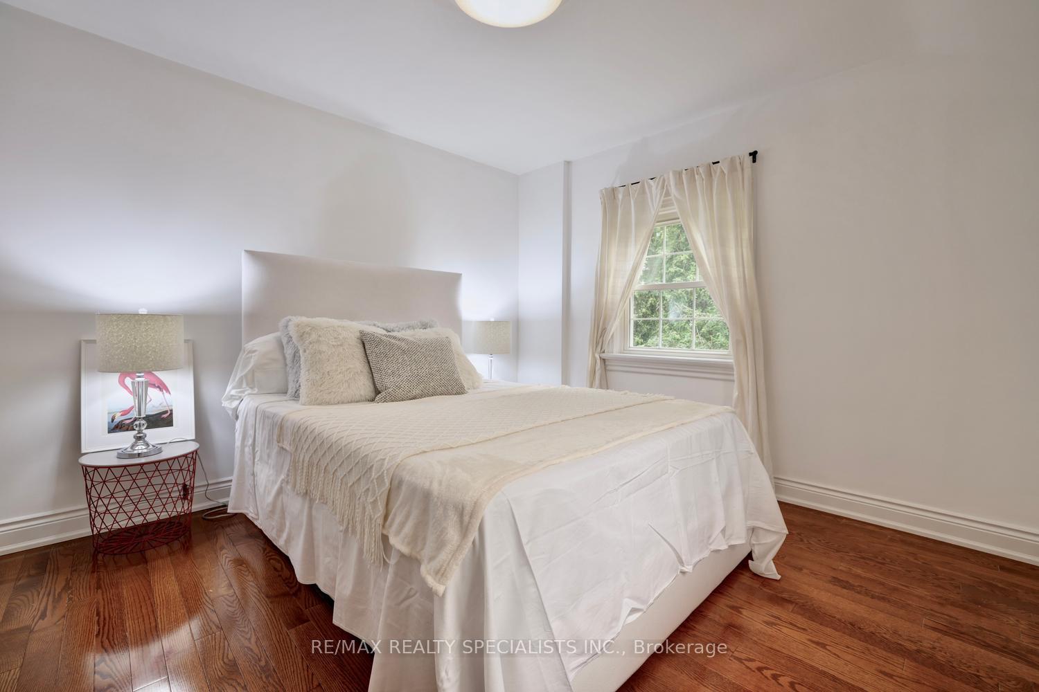 Photo 33 of 406 Christina Drive, Oakville, Southwest — HOMEH
