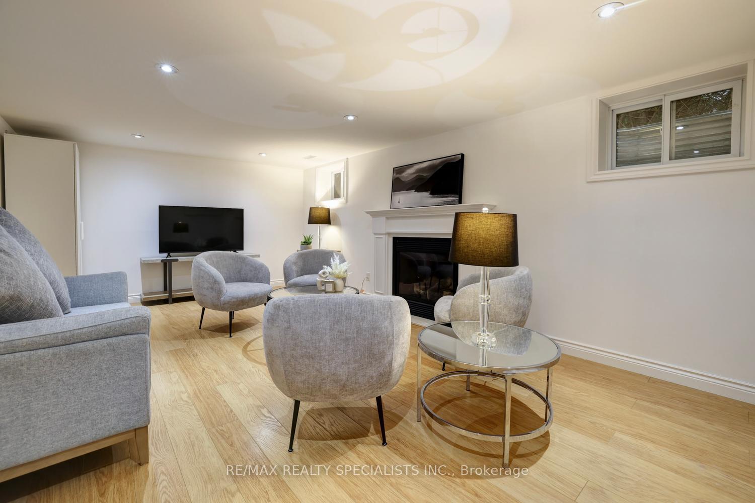 Photo 35 of 406 Christina Drive, Oakville, Southwest — HOMEH
