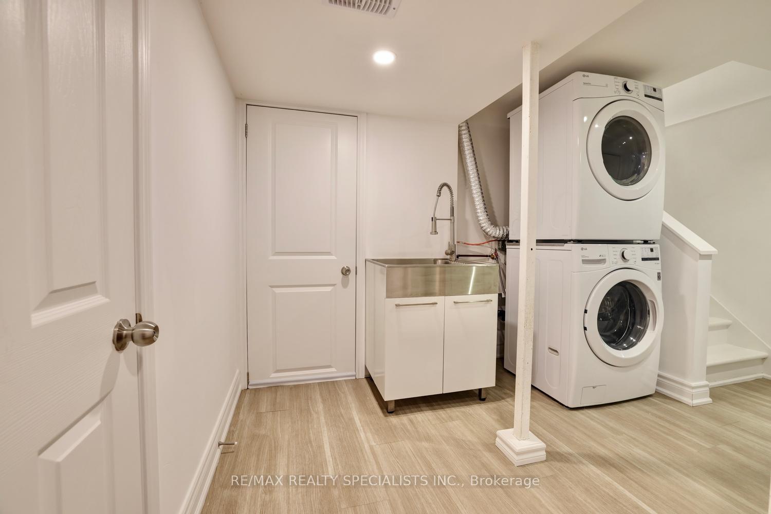 Photo 37 of 406 Christina Drive, Oakville, Southwest — HOMEH