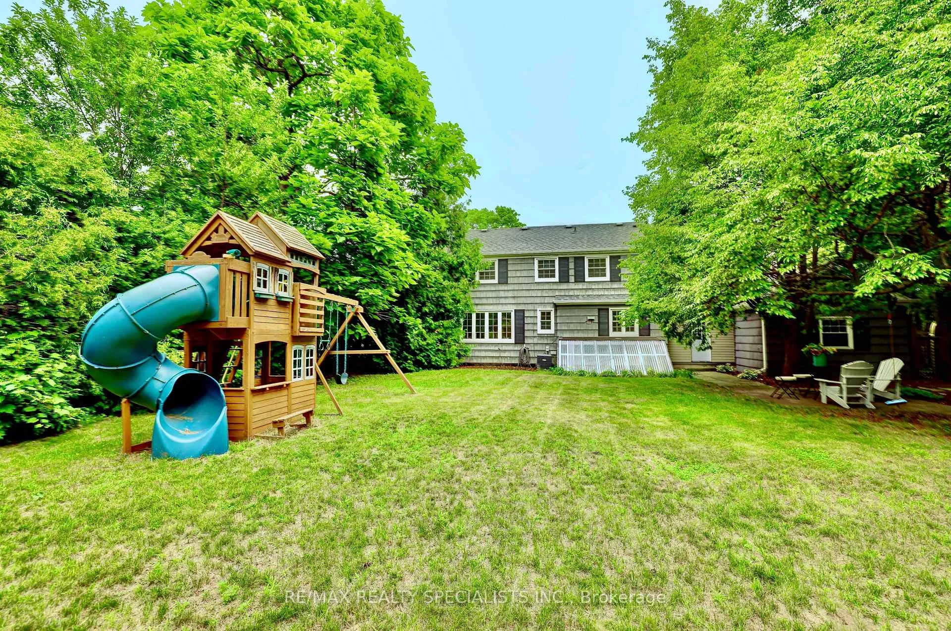 Photo 4 of 406 Christina Drive, Oakville, Southwest — HOMEH