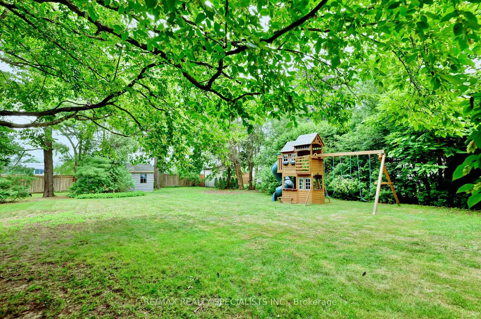 Photo 8 of 406 Christina Drive, Oakville, Southwest — HOMEH