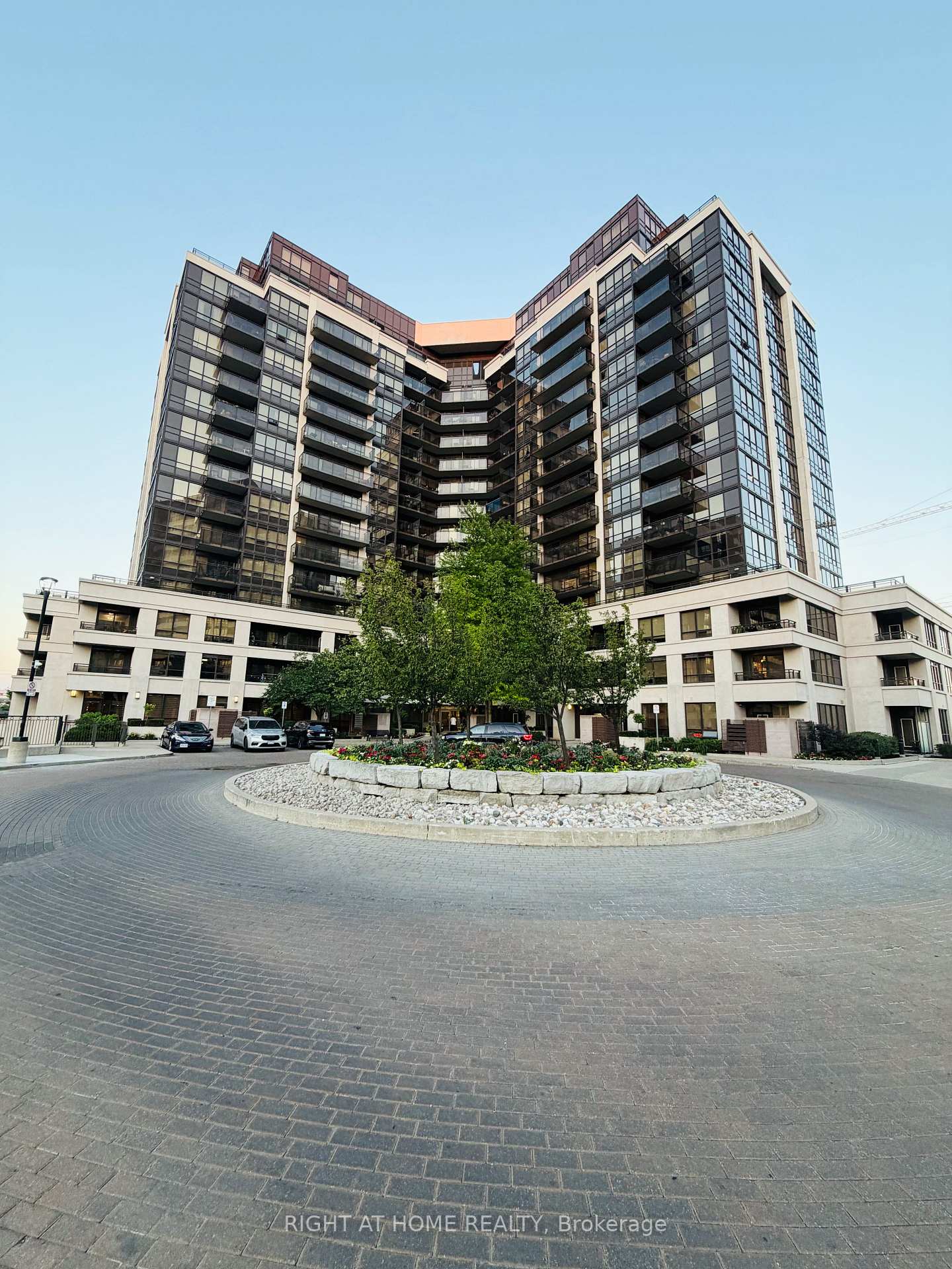Front of Unit 909, 1060 Sheppard Avenue W