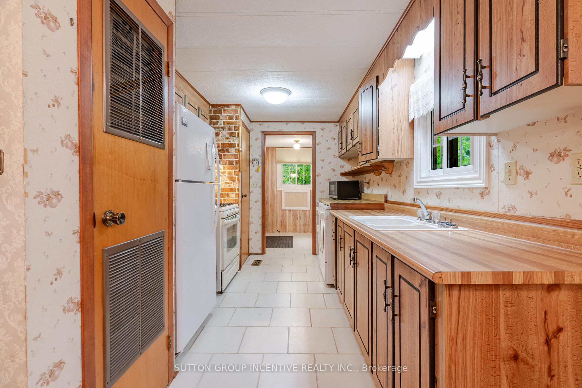 Photo 16 of 6 Willow Landing, Innisfil, Rural Innisfil — HOMEH