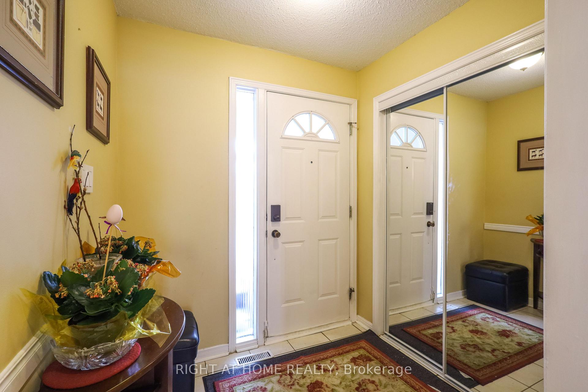 Photo 2 of 31 Stargell Crescent, Markham, Raymerville — HOMEH