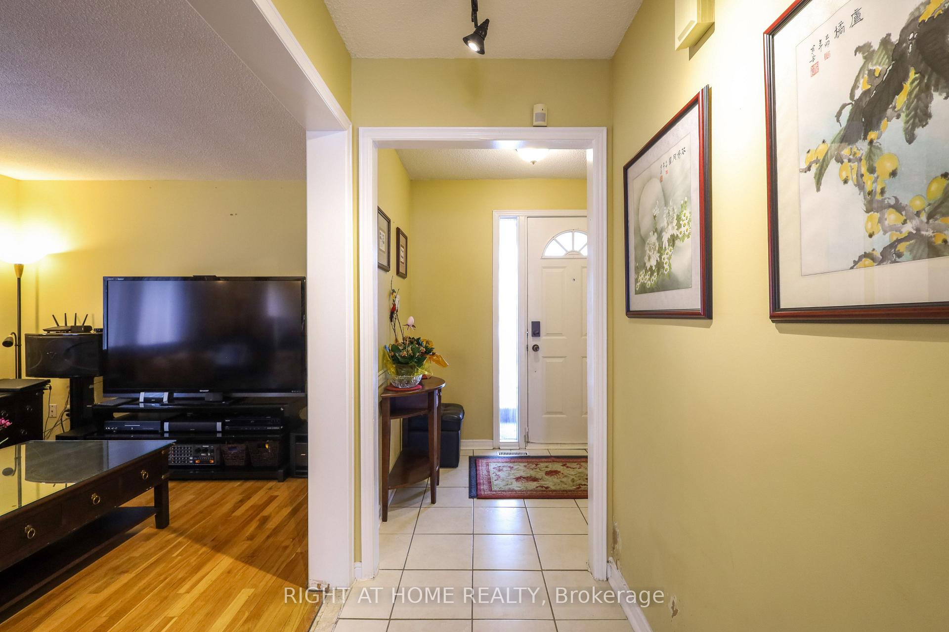 Photo 3 of 31 Stargell Crescent, Markham, Raymerville — HOMEH