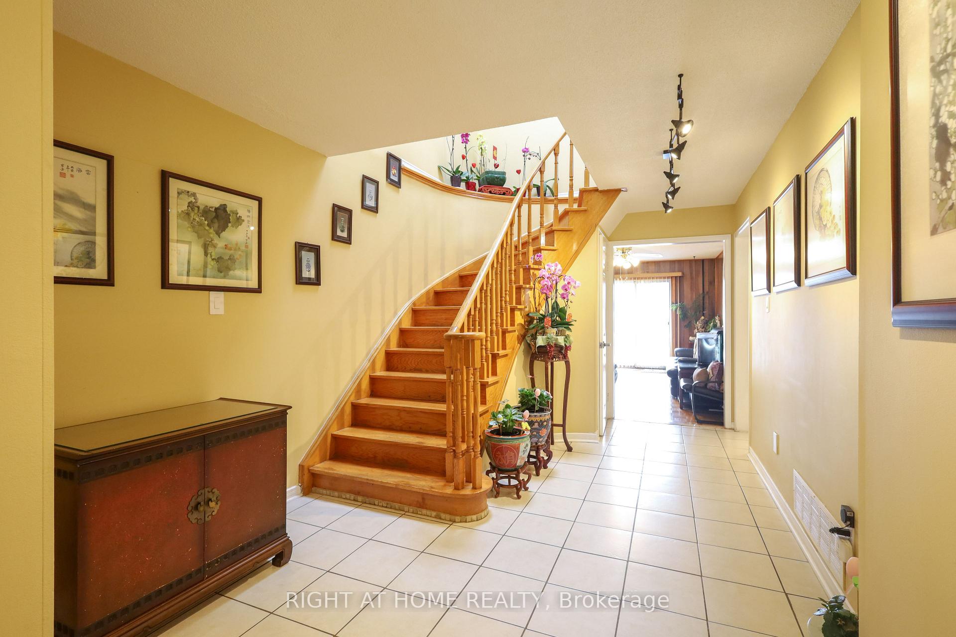 Photo 4 of 31 Stargell Crescent, Markham, Raymerville — HOMEH