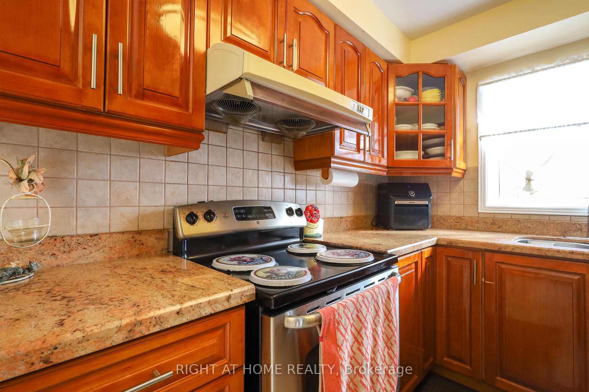 Photo 15 of 31 Stargell Crescent, Markham, Raymerville — HOMEH