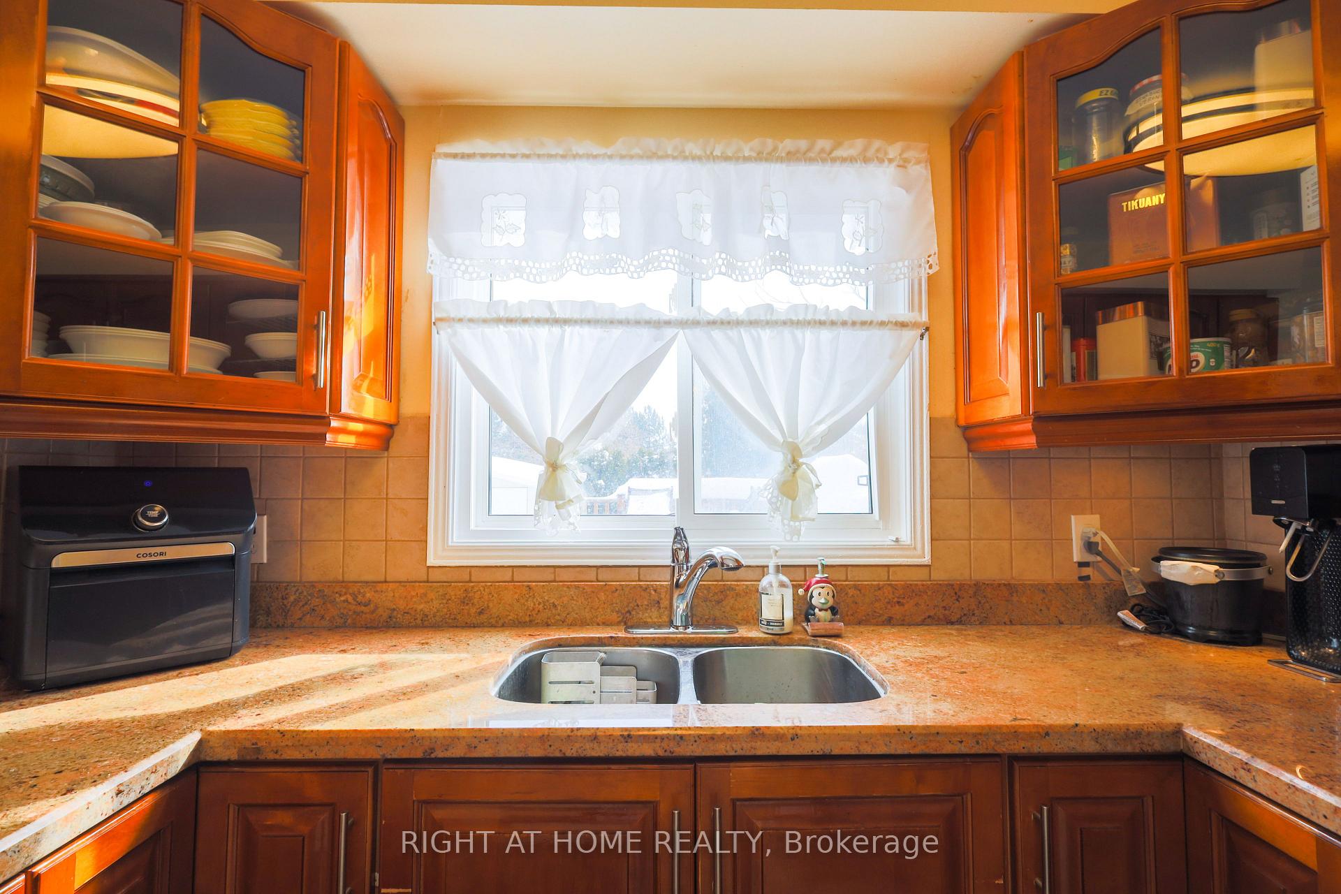 Photo 16 of 31 Stargell Crescent, Markham, Raymerville — HOMEH