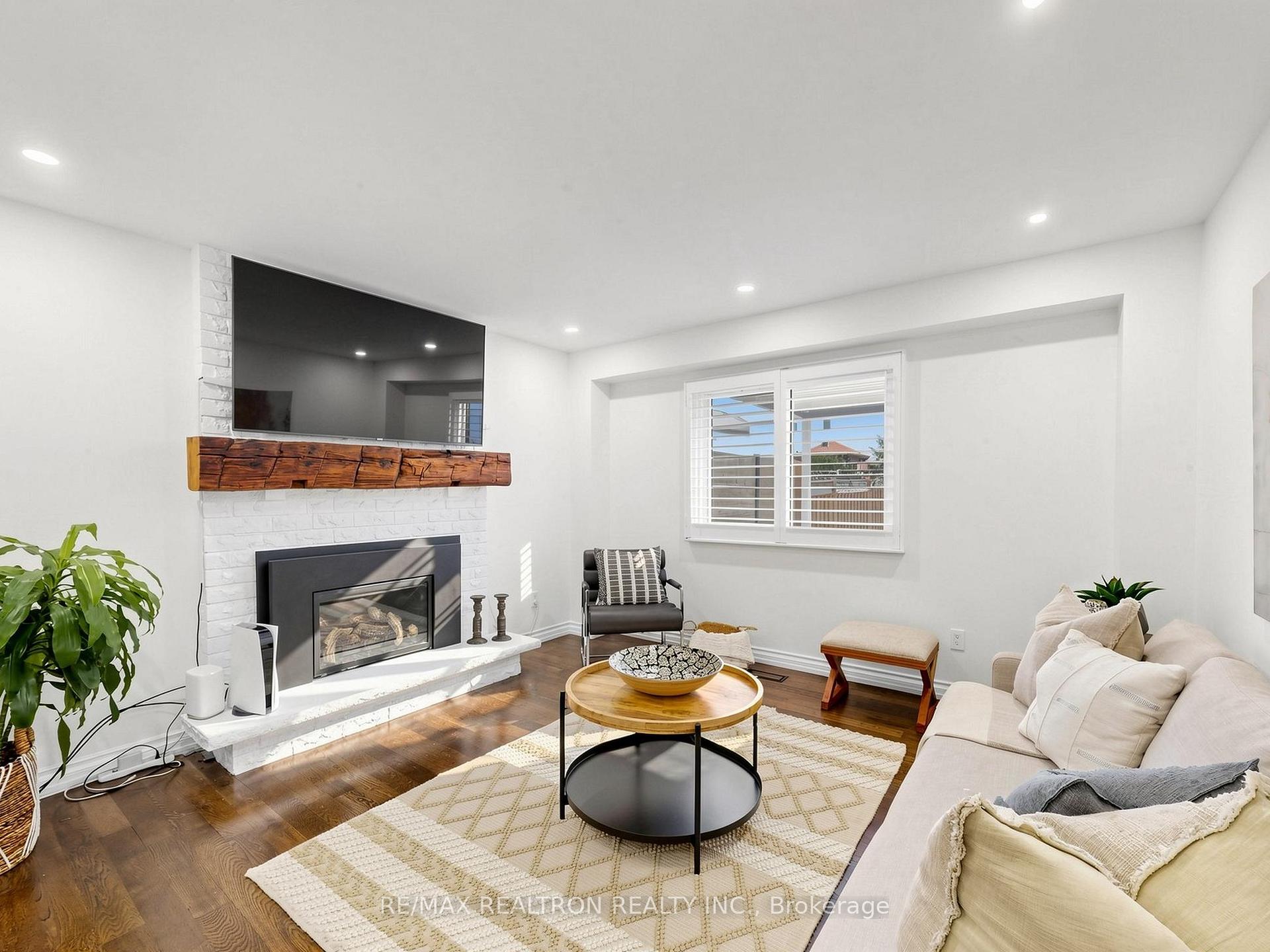 Photo 2 of 93 Stiver Drive, Newmarket, Bristol-London — HOMEH